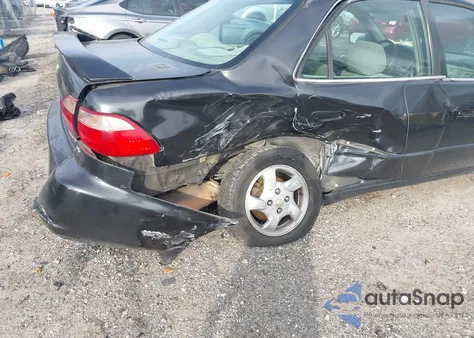 1998 Honda Accord Ex z USA, uszkodzony, nr VIN 1HGCG5655WA126657